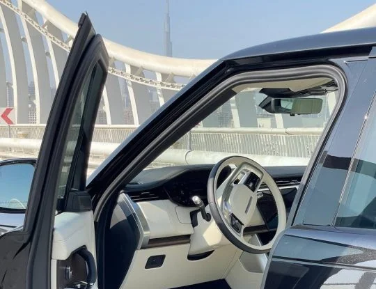 Роскошь на Колесах: Уникальный Опыт с Арендой Range Rover в Дубае